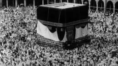 மெக்காவில் முஸ்லிம்களின் புனித இடத்தை ஆயுதக் குழுவினர் கைப்பற்றிய போது நடந்தது என்ன?