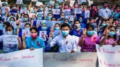 معلمون في جامعة يانغون يتظاهرون رفضا للانقلاب في ميانمار