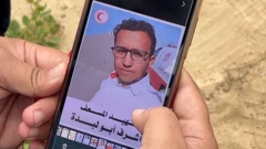 والد المسعف أشرف أبو لبدة يقول إنه قُتل بدم بارد