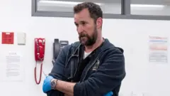 Noah Wyle como Dr. Michael "Robby" Robinavitch