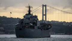 İstanbul Boğazı'nda bir savaş gemisi