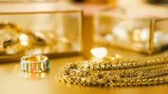 عقد وخاتم مصنوعان من الذهب 