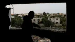 آثار غارة إسرائيلية على منزل في خان يونس جنوب قطاع غزة