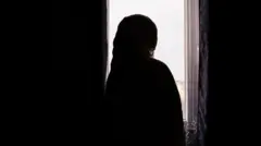 Dubartii bakka duubaan dukkanaa'u keessa teessu