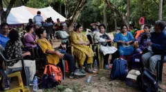 गुरुवार को भारतीय नागरिकों को रसुवा ज़िले से एयरलिफ़्ट किया गया उन्हें सेना के प्रशिक्षण केंद्र मैथिली बैरक में रखा गया है