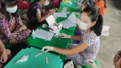 အလုပ်သမားတွေကို test kit နဲ့သွေးဖောက်စစ်တာတွေပြုလုပ်