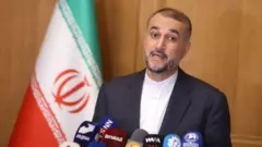 وزیر خارجه ایران گفته « در چارچوب مورد توافق، تبادل زندانیان را انجام می‌دهیم»