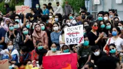 تظاهرات زنان در کراچی پاکستان در اعتراض به موارد تجاوز و خشونت علیه زنان