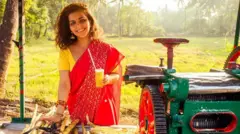 ਗੰਨੇ ਦਾ ਰਸ ਪੀਂਦੀ ਕੁੜੀ