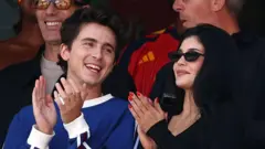 Timothée Chalamet y Kylie Jenner aplaudiendo