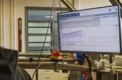 Gráficos na tela do computador do laboratório da universidade