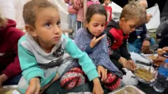 Mooraa Raafaa keessatti daa'imman ifxaara maatii waliin wayita qooddatan 