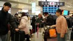 설을 맞아 바쁘게 이동하는 사람들의 모습
