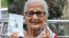 बुज़ुर्ग महिला