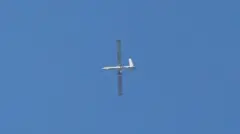 Un dron volando con un cielo azul despejado