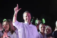 Jorge Tuto Quiroga sorri em palco de campanha