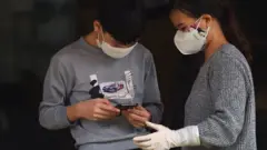 Người dân xã Sơn Lôi kiểm tra thông tin về dịch bệnh trên điện thoại