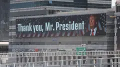 Билборд с надписью "Спасибо г-н президент" в Тель-Авиве