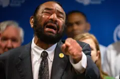 El senador por Texas, Al Green, gesticula y señala con el dedo en una conferencia de prensa sobre la modificación de los distritos electorales.