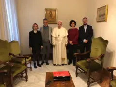 Carol Proner (esq.) e Chico Buarque em encontro com o papa Francisco no Vaticano em 2018