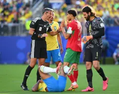Vini Jr caído enquanto árbitro conversa com Hakimi, do Marrocos