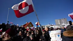 Los groenlandeses se manifiestan contra las aspiraciones de Trump.