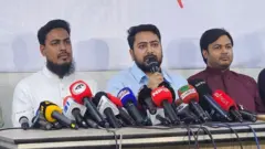 জাতীয় নাগরিক পার্টির সংবাদ সম্মেলনে বক্তব্য রাখছেন দলের তিন নেতা