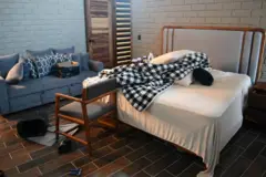 Una vista de una habitación con muebles en la cabaña.