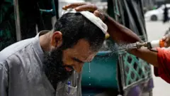 পাকিস্তানের দক্ষিণাঞ্চলে তাপমাত্রা বাড়ার সাথে সাথে বাড়ছে মৃতদেহের সংখ্যাও