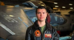 హ్యారియర్ జెట్ల ముందు కెప్టెన్ ఎర్ల్ ఎర్హార్ట్