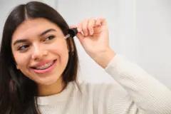 आजकल कुछ बच्चे और टीनेजर्स भी सीरम, मॉइश्चराइज़र और मास्क इस्तेमाल करते दिख रहे हैं. आज बात ऐसे ही ब्यूटी प्रोडक्ट्स और उनसे होने वाले नुकसानों की.