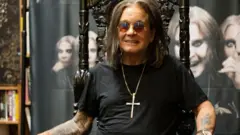 Ozzy en 2022 durante una firma de discos.