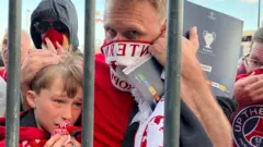 Aficionados del Liverpool rociados con gas