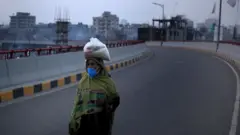 করোনাভাইরাস প্রাদুর্ভাবের প্রভাবে নিয়মিত চাকরিজীবী বা প্রতিষ্ঠিত ব্যবসায়ীরাও ক্ষতিগ্রস্থ হচ্ছেন, কিন্তু দিনযাপন রীতিমতো কষ্টকর হয়ে পড়েছে পরিবহণ শ্রমিক, গার্মেন্টস কর্মী, বিভিন্ন ধরণের ক্ষুদ্র ব্যবসার সাথে জড়িতদের জন্য