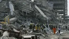 په میانمار کې د زورورې زلزلې له کبله زرګونه کیلومتره لېرې بنکاک کې یوه لوړپوړیزه ودانۍ ونړېده.