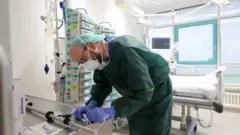 طبيب في مستشفى