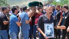 Manisa'nın Soma ilçesinden hak arayışı için Ankara'ya giden ve dönüş yolunda geçirdikleri trafik kazası sonucu yaşamını yitiren Bağımsız Maden İşçileri Sendikası Başkanı Tahir Çetin ve maden işçisi Ali Faik İnter toprağa verildi. İşçiler için düzenlenen törende konuşan CHP Grup Başkanvekili Özgür Özel, "Kalabalık cenazeler yerine hak aranırken kalabalık olmak lazım" dedi.