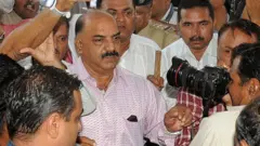2012માં સીબીઆઈ અદાલતમાં હાજરી આપતા તરૂણ બારોટ