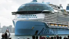 корабль в море