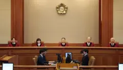 문형배 헌법재판소장 권한대행을 비롯한 헌법재판관들