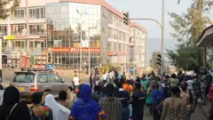 Mu gitondo kuwa mbere, abacuruzi bamwe bagiye kurema isomo basanga ryafunzwe babuzwa na polisi kuryinjiramo