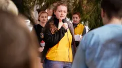 Aela Mansmann se dirige a un grupo de estudiantes en la escuela Cape Elizabeth