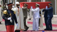 Des officiers militaires portent le cercueil du défunt président Essebsi lors de ses funérailles nationales, au palais présidentiel de Carthage, le 27 juillet 2019.