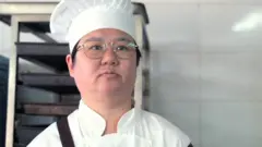 คนใ่ส่ชุดทำอาหารในครัว