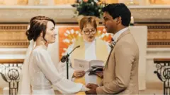 জান টিপিং এবং আন্নালান নাভারাতনামকে বিয়ের জন্য বিশেষ অনুমতি দেয়া হয়।