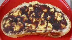 Хлеб, намазанный черным маслом