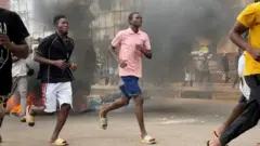 জীবনযাত্রার ব্যয় বৃদ্ধির প্রতিবাদে সহিংস বিক্ষাভ ছড়িয়ে পড়েছে সিয়েরা লিওনে