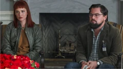 Os atores Leonardo Di Caprio e Jennifer Lawrence em uma cena do filme 'Não Olhe Para Cima'
