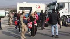 10 Aralık'ta Cilvegözü sınır kapısından Suriye'ye dönen aileler. 