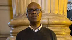Emmanuel Nkunduwimye batazira bomboko muri sentare mu Bubiligi